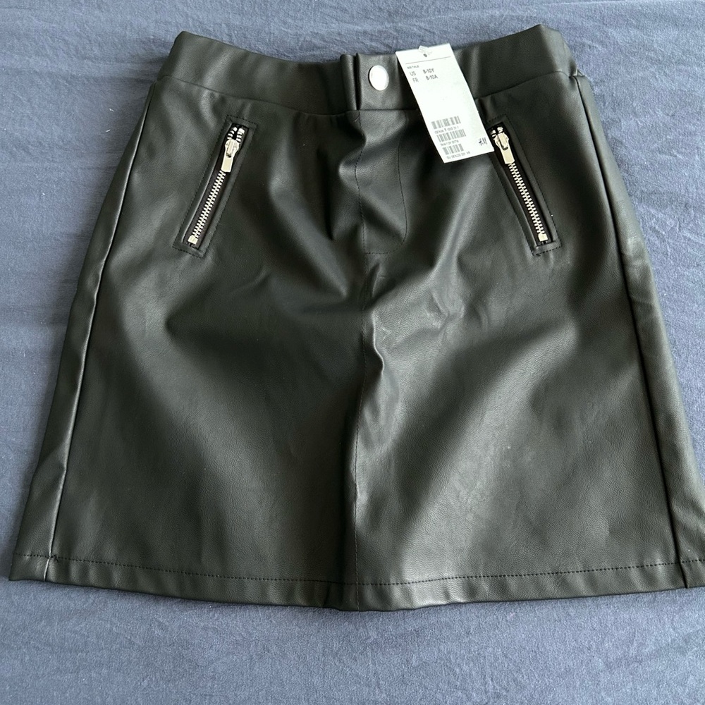 H&M polyurethane black skirt. NEW. Size 8-10Y